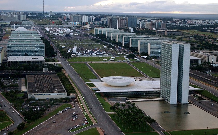 Governo federal reajusta salários de servidores públicos em 9%