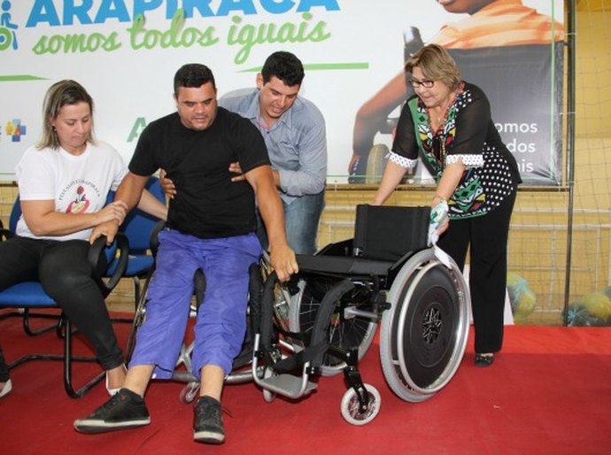 Célia Rocha entrega mais 300 cadeiras de rodas à população de Arapiraca