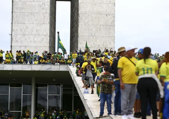 'Abraço da democracia' e devolução de obras históricas marcam evento sobre 8 de janeiro