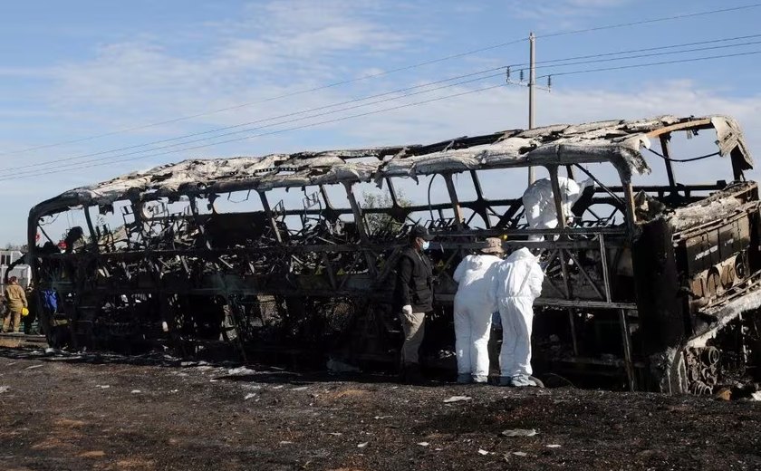 Acidente entre ônibus e trailer deixa 19 mortos e 22 feridos no México