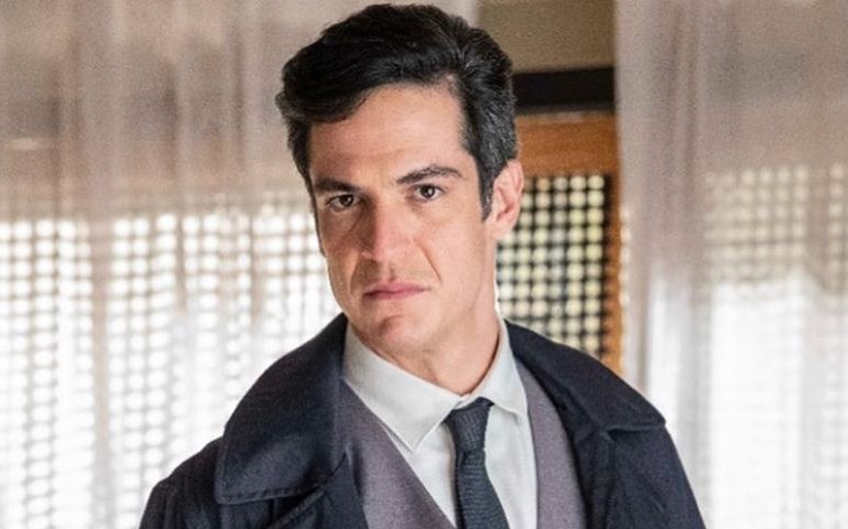 Mateus Solano dá tapa em celular de fã que gravava sua apresentação no teatro