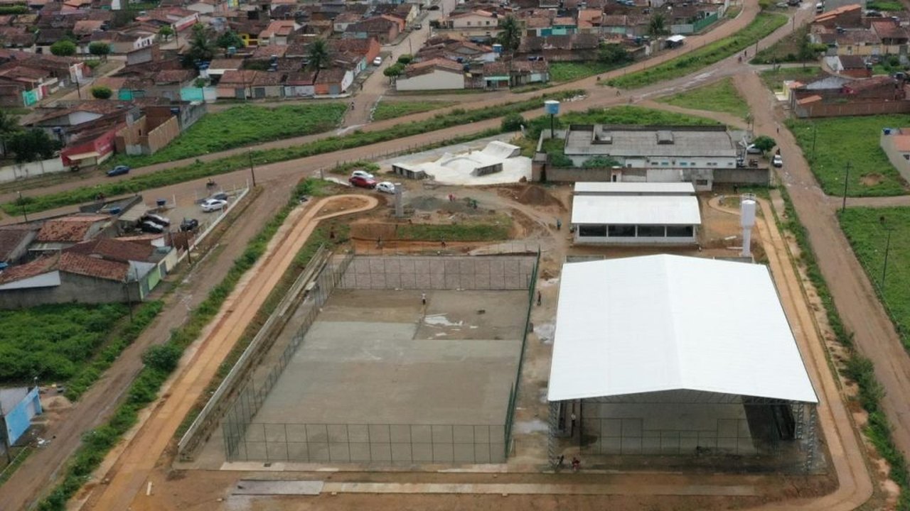 Prefeitura avança em obra de construção da praça da juventude