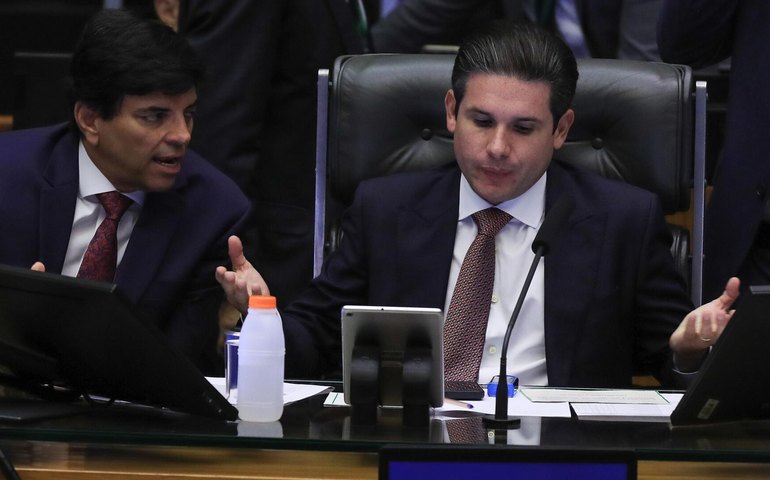 Mídia: oposição articula incluir Bolsonaro em anistia via destaque com maioria simples na Câmara