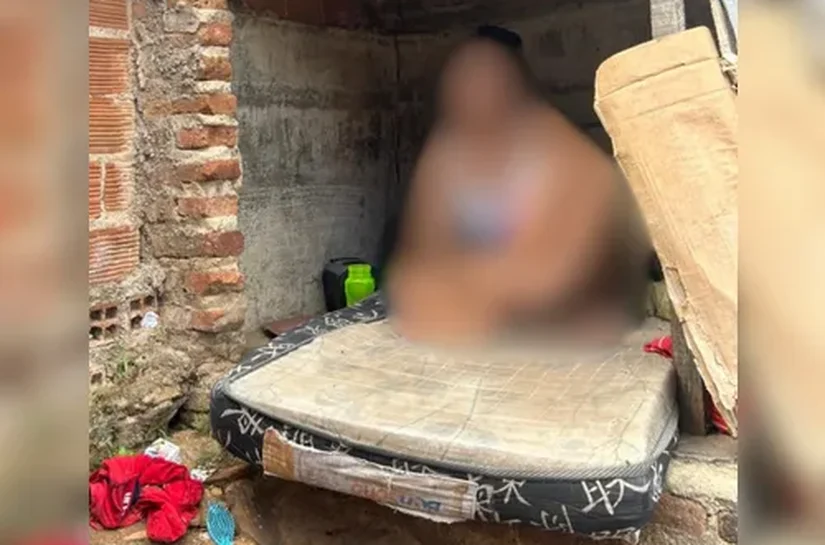 Homem é preso por torturar namorada e mantê-la em “casinha de cachorro”