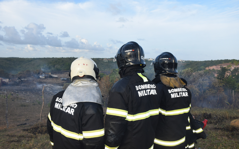 Corpo de Bombeiros atua no combate ao fogo em vegetação em Palmeira dos Índios