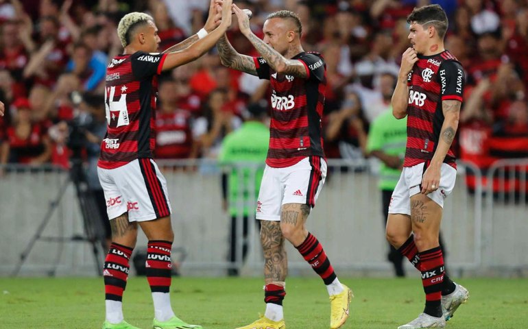Com reservas, Flamengo vence Atlético-MG e sobe para 3º no Brasileirão
