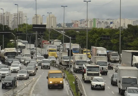 Veículo pega fogo na Marginal Tietê, em SP, e interdita trecho da via