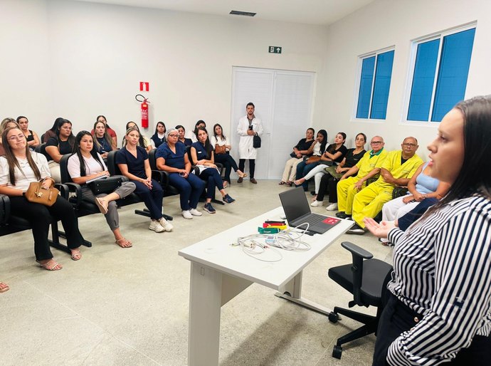 Profissionais do Hospital Regional de Palmeira dos Índios recebem instruções sobre o Programa Bate Coração