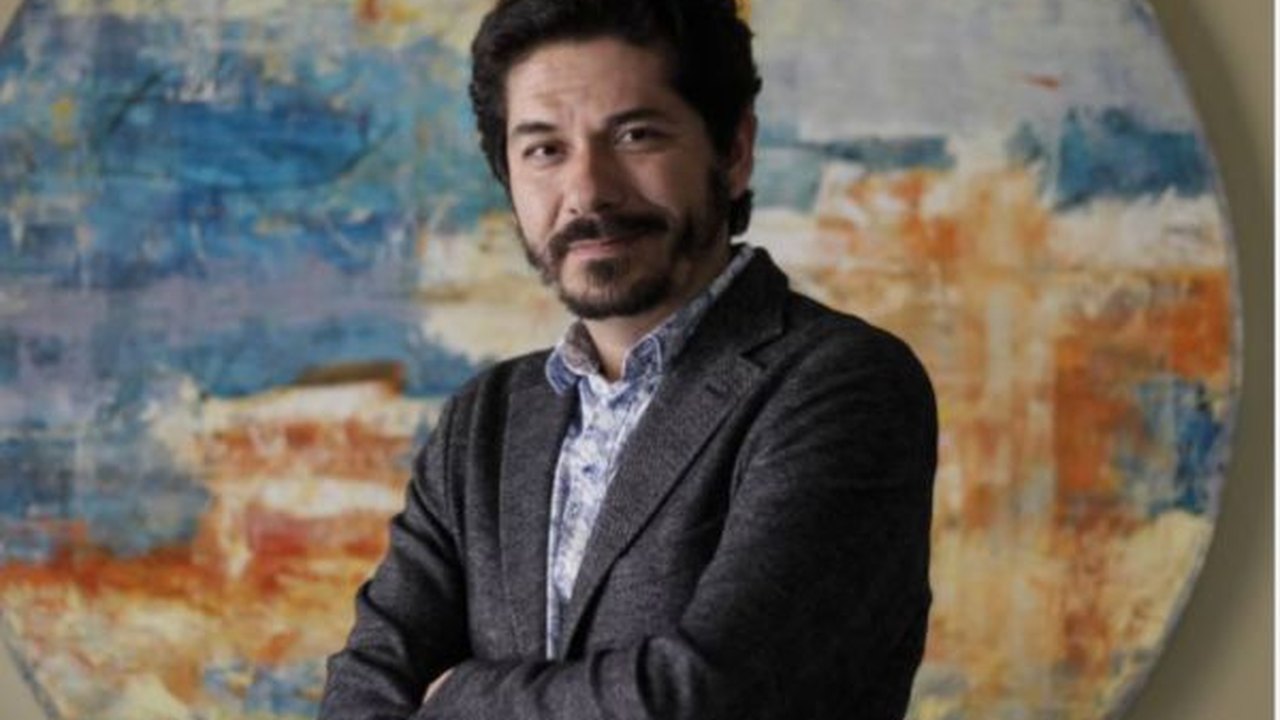 Juan Pablo Villalobos trata a xenofobia com humor crítico