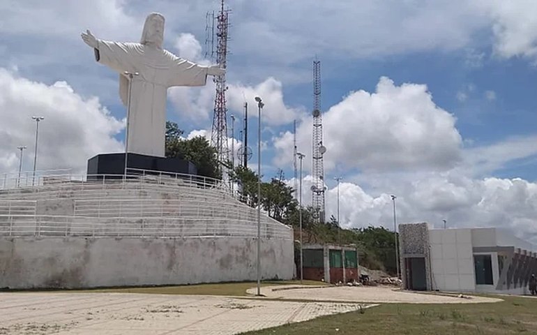 Prefeitura prepara Cristo do Goiti para a Semana Santa e fecha espaço a partir desta terça
