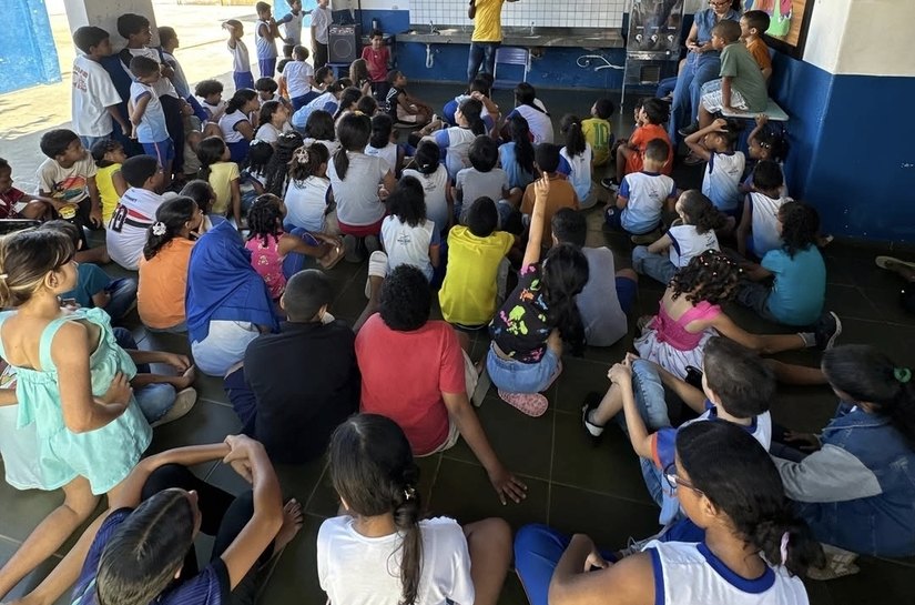 Ex-jogador de futebol motiva estudantes com palestra focada na preparação para Saveal