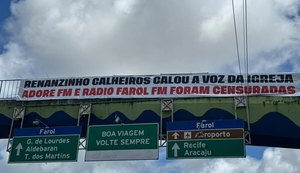 Faixas exibidas em União dos Palmares e Maceió nesta terça-feira (29) protestam contra a suspensão da programação das rádios. - Foto: Francês News