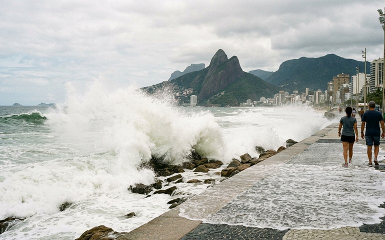 Marinha emite aviso de ressaca com ondas de até três metros na orla do Rio