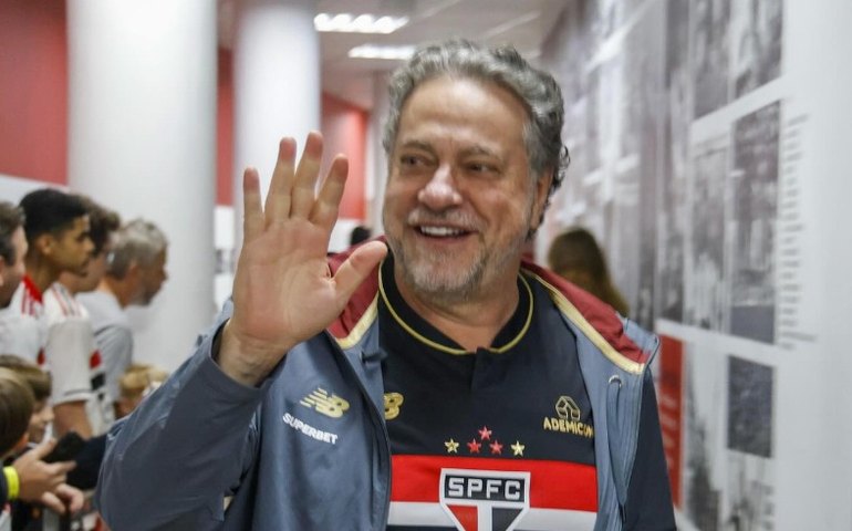 Caixões, pedido de renúncia e chuva: torcida protesta contra Casares no MorumBis