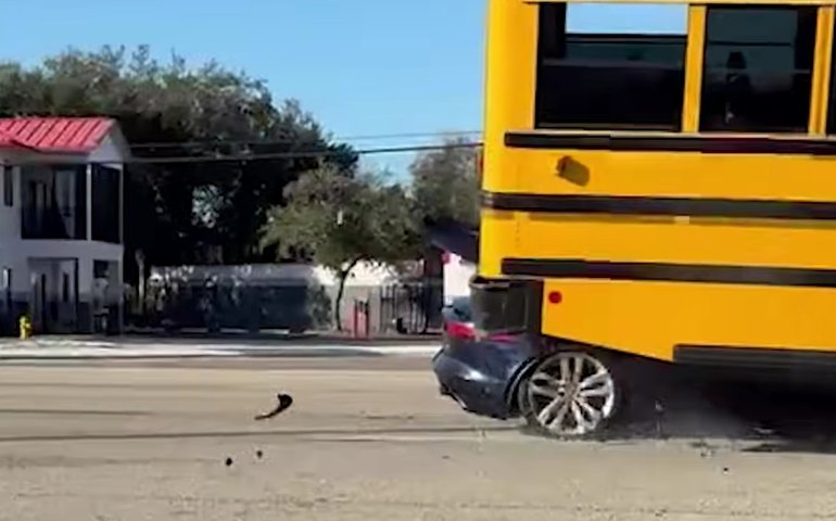 Momento 'difícil de assistir': carro esportivo colide com ônibus escolar na Flórida