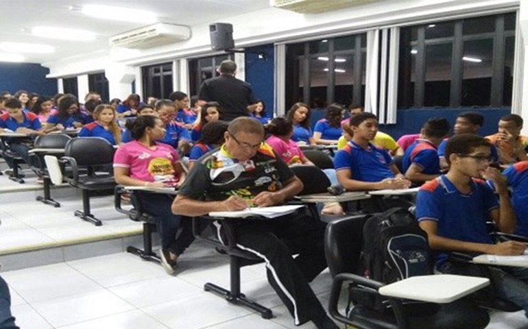 Arapiraca: Mais de 100 famílias são beneficiadas com venda de bolos e doces