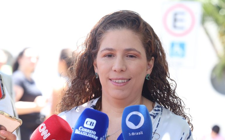 Ministra Esther Dweck aposta em queda da abstenção no CNU