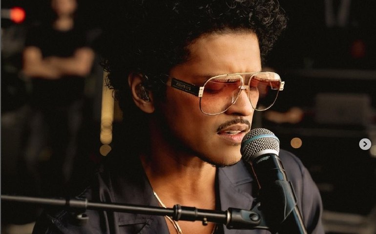 The Town: Bruno Mars comemora ingressos esgotados no festival ao som de 'Dança da Motinha'
