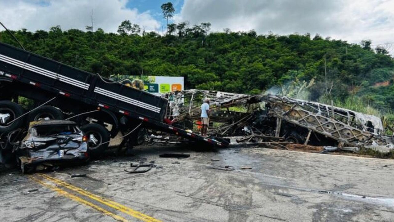 Acidente envolvendo três veículos deixa pelo menos 38 mortos em Minas Gerais