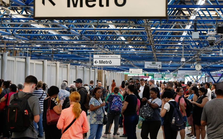Metrô de SP retoma operação após alagamento de estação