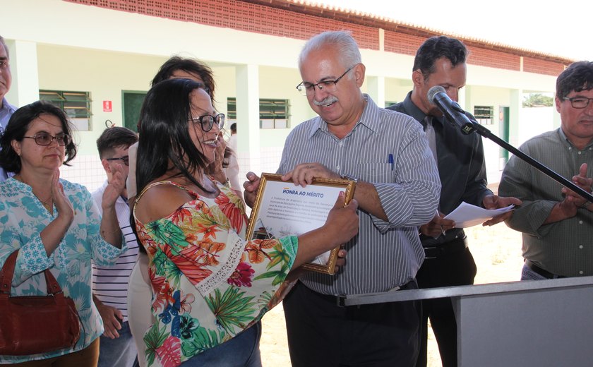 Prefeito inaugura escola na comunidade quilombola da Vila Pau D´Arco