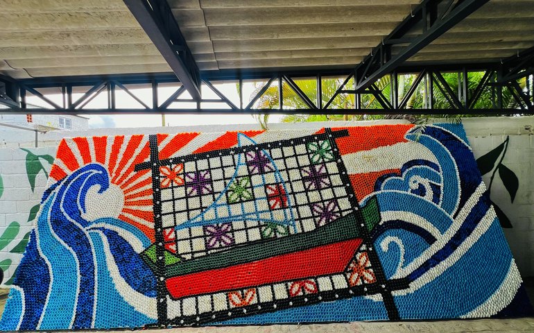 Alurb confecciona mural com mais de 30 mil tampinhas plásticas reutilizadas