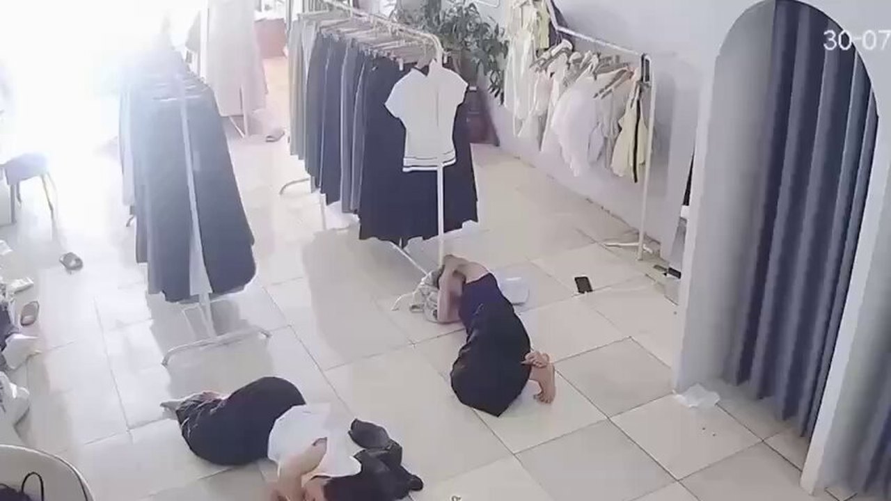 Mulher entra em pânico após rato se esconder dentro de sua calça