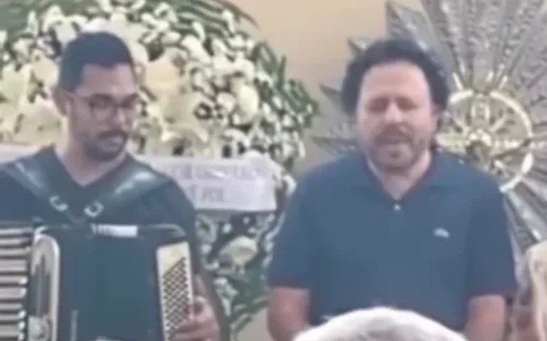 Voz e adeus: Jorge de Altinho emociona ao cantar 'Vivência' no velório do filho em Pernambuco