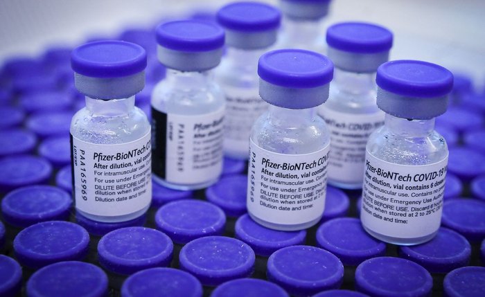 Vacina Pfizer: novo lote desembarca no país