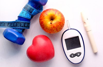 Comer no automático: como pular refeições e jantar tarde podem aumentar o risco de diabetes