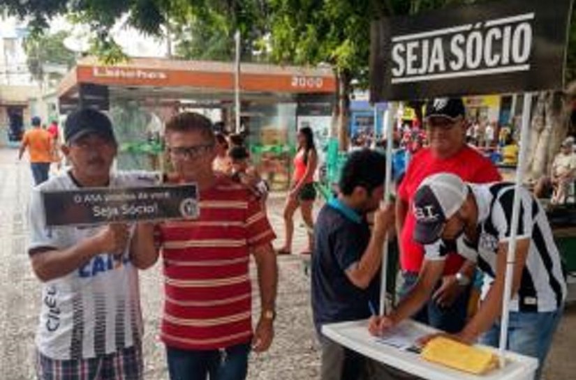 Torcedores abraçam campanha e se tornam sócios na Blitz Alvinegra