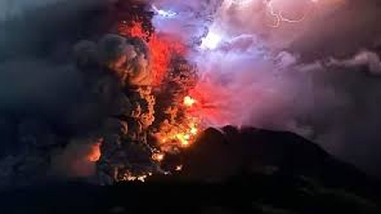 'Chuva de lava' : Indonésia realiza evacuação de 11 mil pessoas após erupção de vulcão e alerta de tsunami; veja fotos