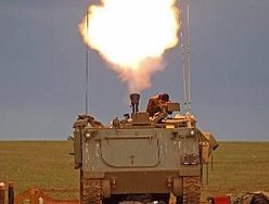 Soldado israelense cobre a cabeça após atirar em tanque de guerra na região da Faixa de Gaza