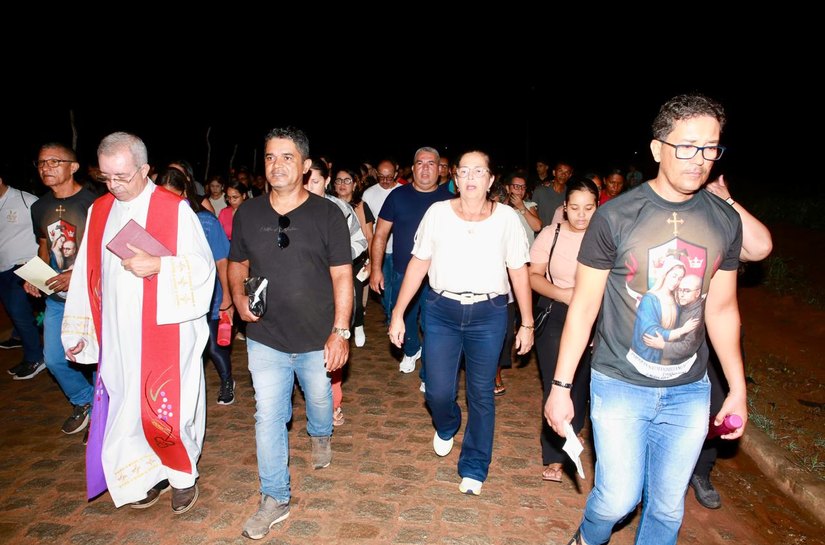 Semana Santa em Lagoa da Canoa é marcada por entrega de peixes, subida ao Morro Santo e encenação da Paixão de Cristo