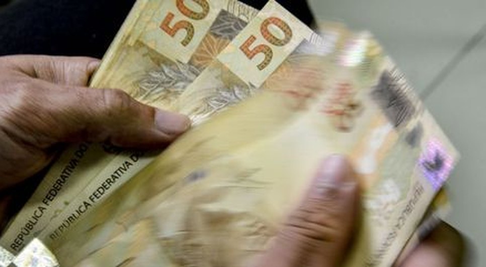 imagem-da-mao-de-uma-pessoa-contando-notas-de-r-50-22082023130752307