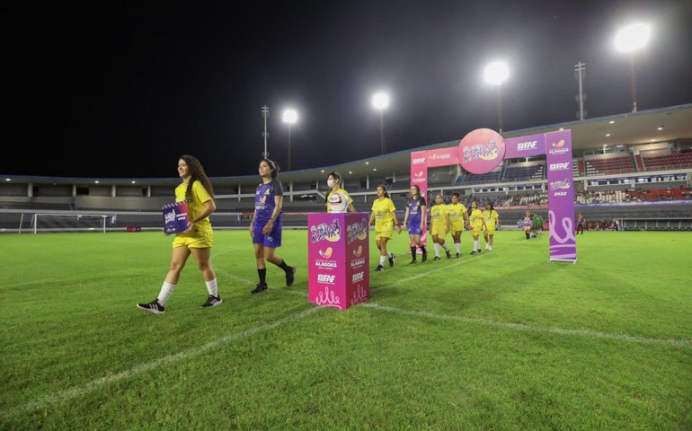 Abertura da Copa Rainha Marta tem jogos com goleada e placar apertado
