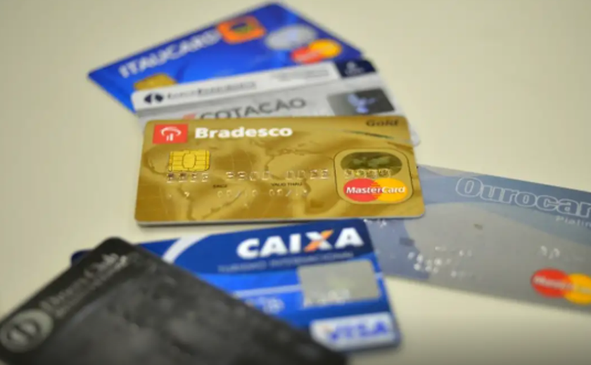 Juros bancários sobem em março e crédito rotativo do cartão atinge 445% ao ano