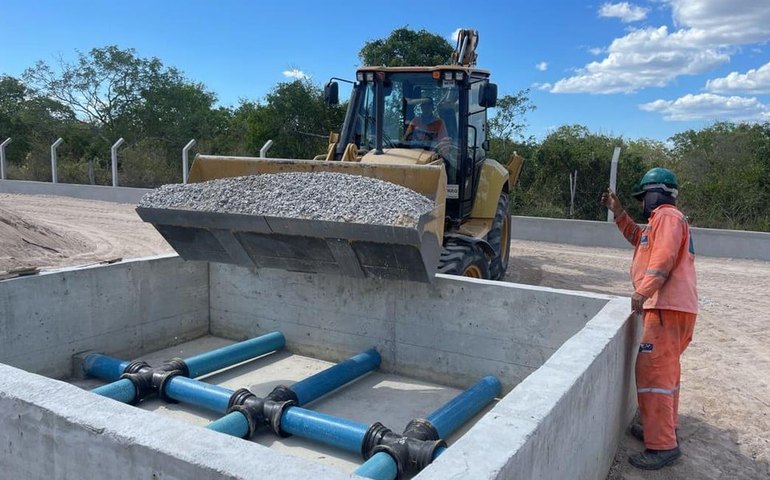 Obra de tratamento de água está emperrada, porque Prefeitura de Delmiro não libera terreno