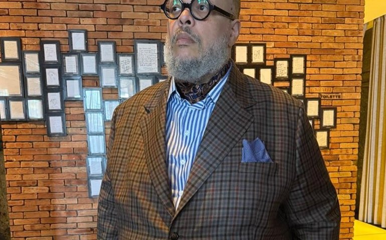 Ed Motta chega a delegacia para prestar depoimento