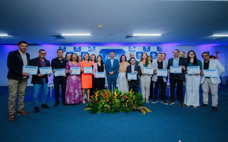 Governador reafirma compromisso de valorizar a educação durante posse de novos gerentes especiais