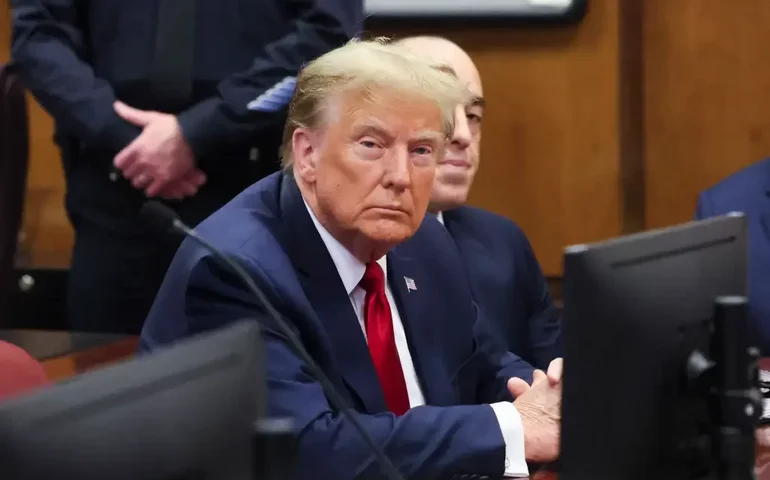 Justiça da Geórgia determina mudanças na Promotoria que acusa Trump e julgamento deve atrasar