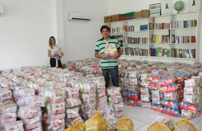 Prefeitura de Porto Calvo entrega kits de merenda escolar a alunos do município