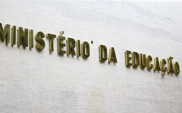 Formação de professores a distância mostra desempenho 53,1% inferior