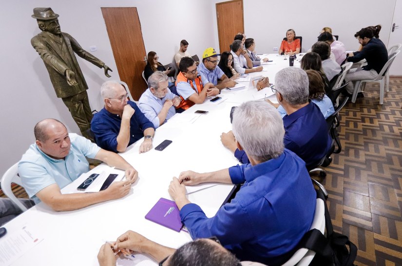 Prefeita Tia Júlia se reúne com secretariado para planejar novas ações na administração municipal