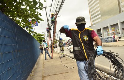 Convívio Social coloca em prática mais uma ação de ordenamento para retirar fios inutilizados