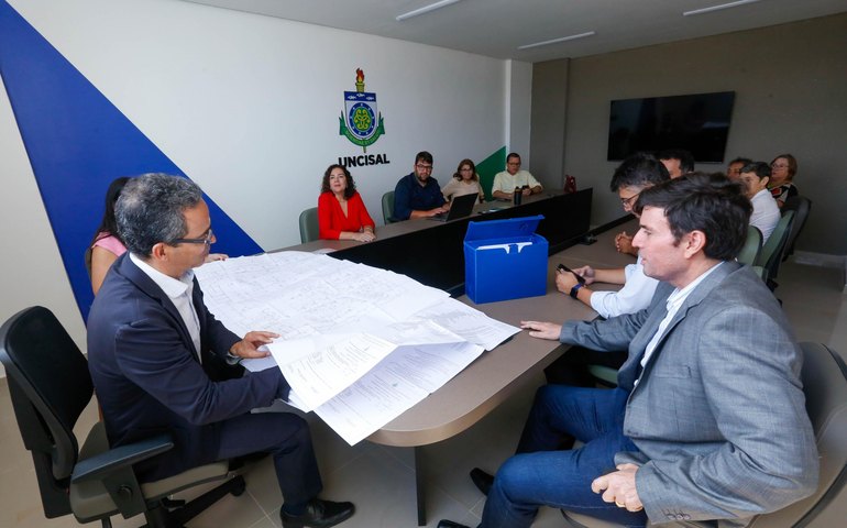 Secretário Marcius Beltrão conhece projeto de ampliação dos serviços da Uncisal