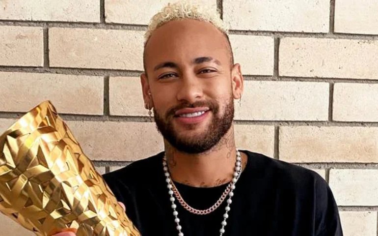 Pelé ganha prêmio ‘Player Of The History’ da Budweiser e é homenageado por Neymar