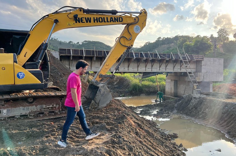Prefeito de Santana do Mundaú acompanha andamento de obras na zona rural