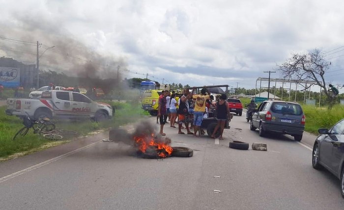 Protesto aconteceu no final da manhã desta sexta-feira Protesto aconteceu no final da manhã desta sexta-feira