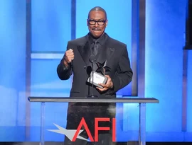 Eddie Murphy recebe prêmio de carreira do AFI, sendo ovacionado de pé em homenagem repleta de estrelas